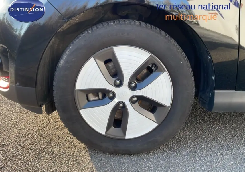 Gros plan sur la roue avant gauche du KIA SOUL EV 2016 noir Shadow Metal avec jante spécifique électrique.