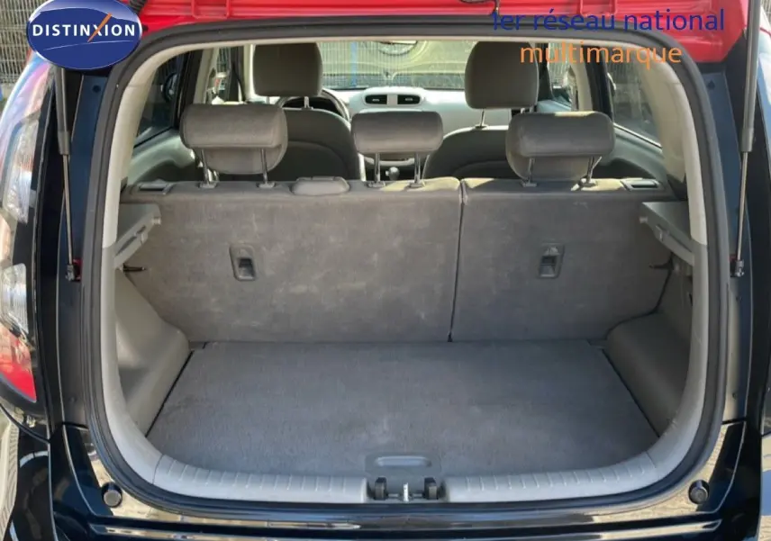 Vue arrière du coffre ouvert d'une KIA SOUL EV électrique noire Shadow Metal avec intérieur gris.