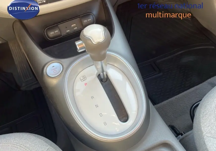 Gros plan sur la console centrale de la Kia Soul EV 2016, montrant le levier de vitesses automatique et le bouton power.