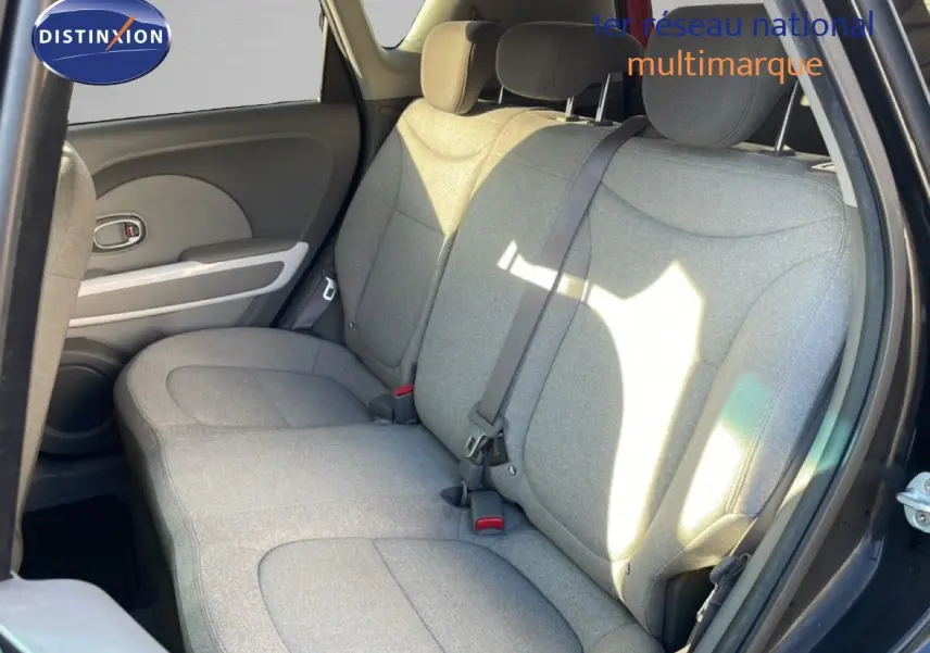 Vue intérieure côté droit des sièges arrière en tissu gris clair du KIA Soul EV électrique noir Shadow Metal.