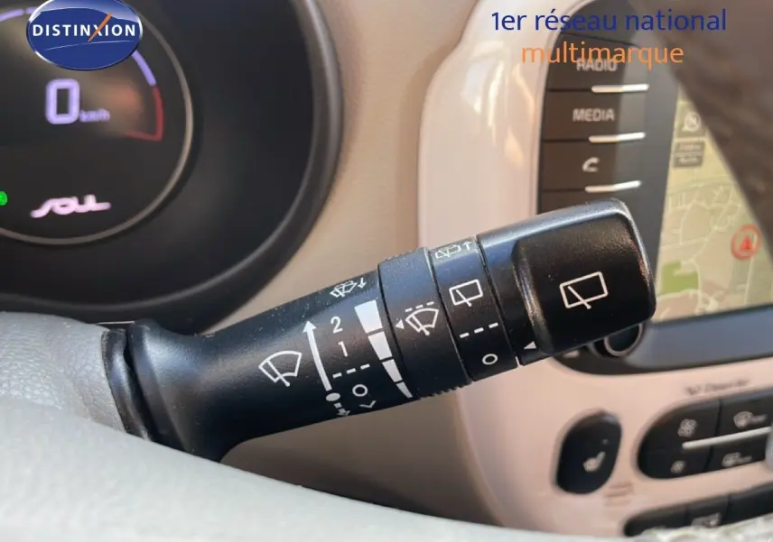 Gros plan sur la manette d'essuie-glace noire à gauche du volant dans l'habitacle clair d'une Kia Soul électrique 2016.