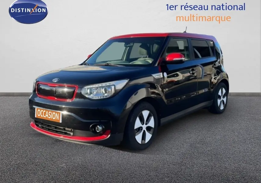 KIA Soul EV électrique noir Shadow Metal avec toit et rétroviseurs rouges, vue 3/4 avant droit.