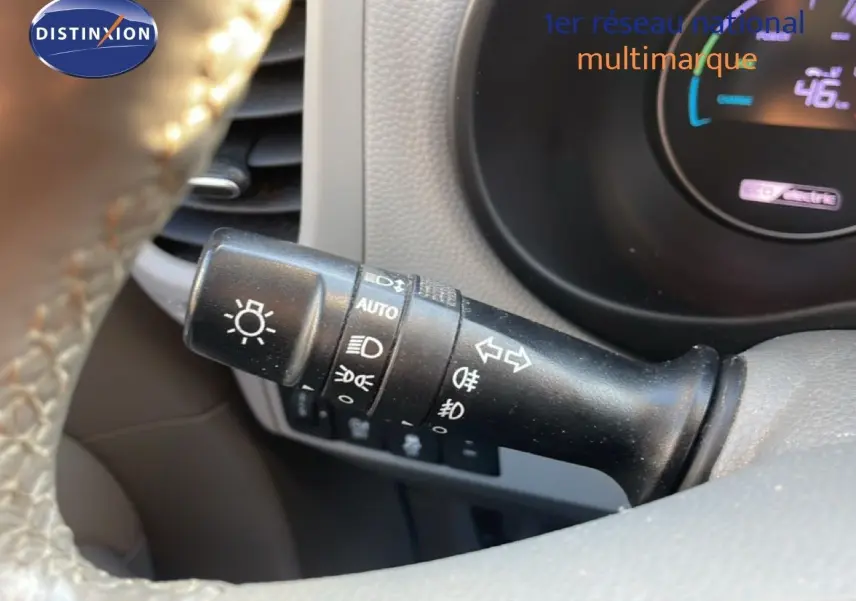Gros plan sur la commande des phares à gauche du volant dans l’habitacle du Kia Soul EV noir Shadow Metal.