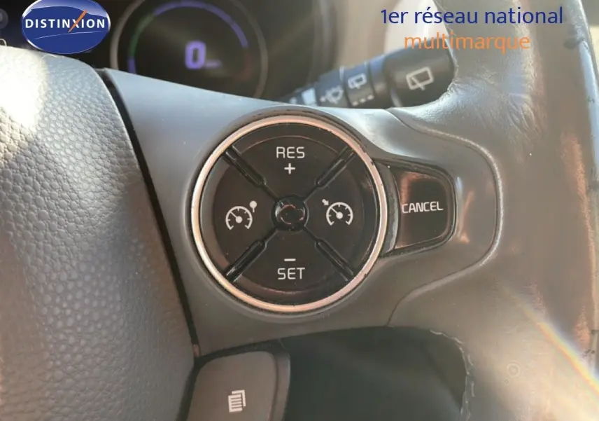Gros plan sur les commandes de régulateur de vitesse au volant en cuir noir d'une KIA SOUL EV 2016.