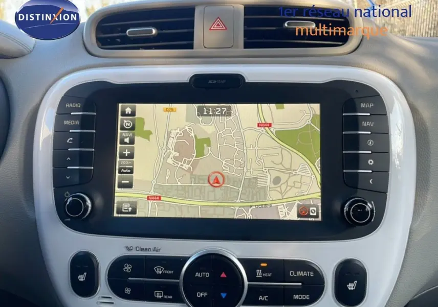 Vue rapprochée du tableau de bord du Kia Soul EV 2016, avec écran tactile de navigation et commandes de climatisation.