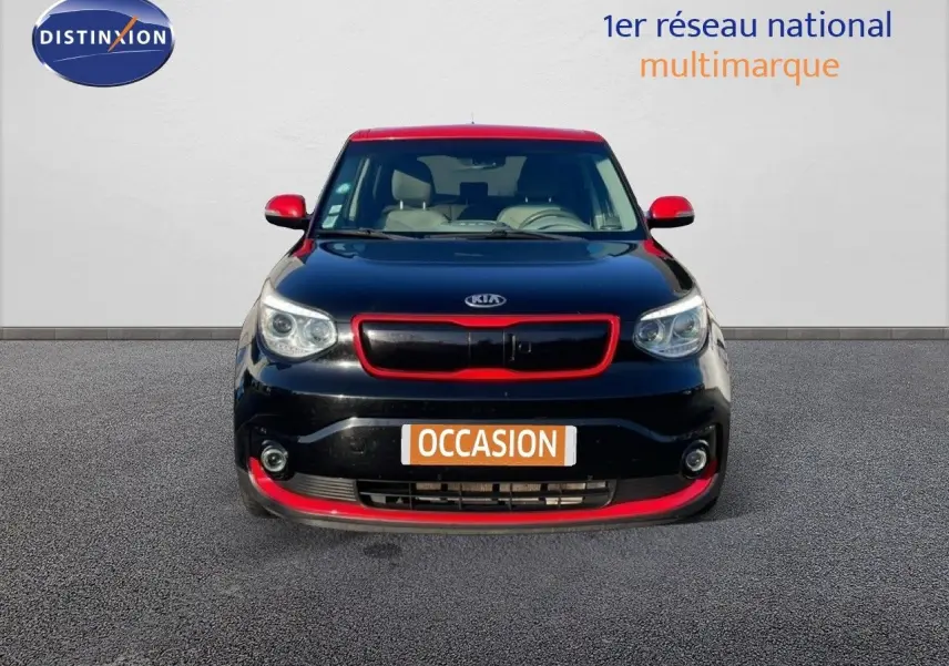 Vue frontale d'une KIA SOUL EV électrique noire avec toit et détails rouges, plaque "OCCASION" visible.