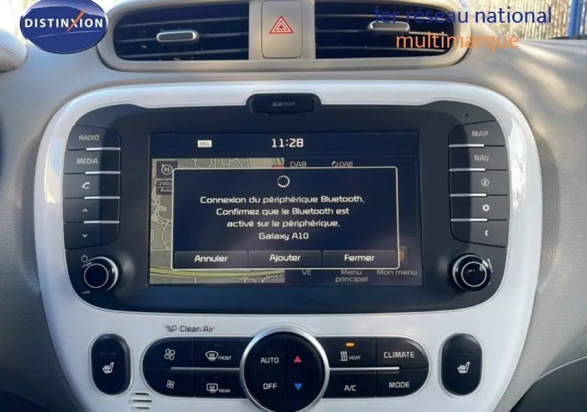 Vue rapprochée du tableau de bord gris clair du Kia Soul EV 2016, avec écran tactile affichant la connexion Bluetooth.