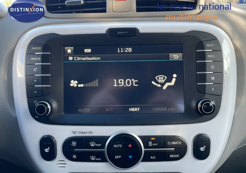 Gros plan sur l'écran tactile central de la Kia Soul EV 2016, affichant la climatisation à 19°C, tableau de bord gris.