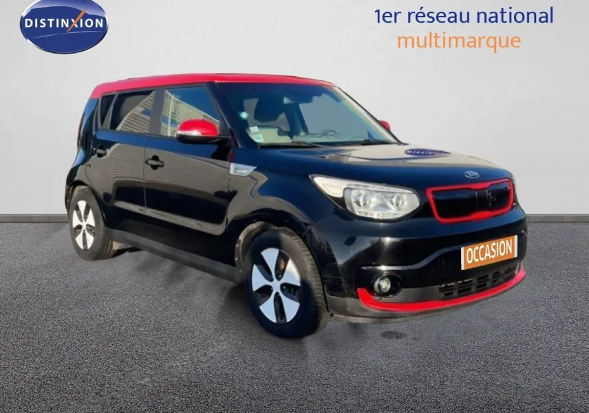 KIA Soul EV électrique 2016 en 3/4 avant droit, noir Shadow Metal avec toit et détails rouges contrastants.