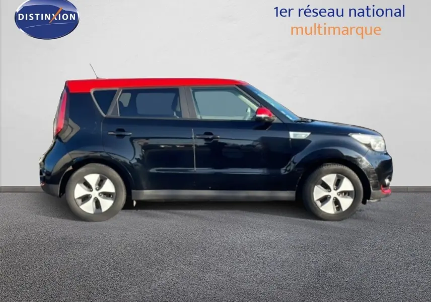 Profil côté gauche d’un KIA Soul EV 110ch noir Shadow Metal avec toit et rétroviseur rouge, en version électrique.