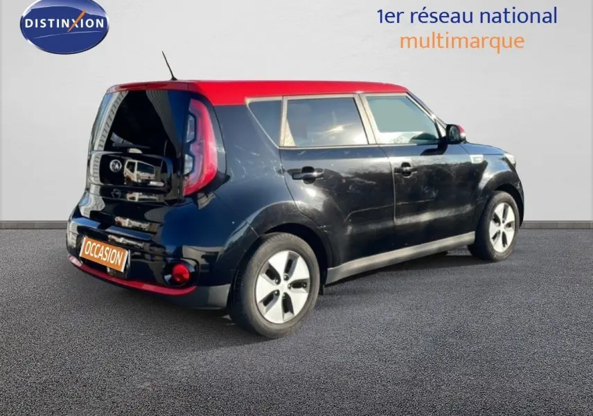 KIA Soul EV électrique noir Shadow Metal avec toit rouge, vue 3/4 arrière côté droit sur fond neutre.
