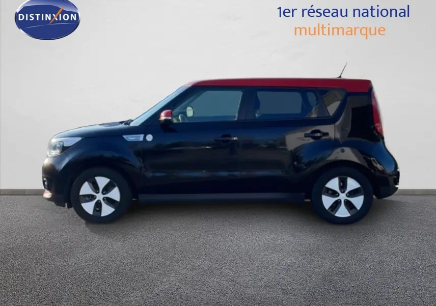 Profil côté gauche d'un KIA SOUL EV électrique 2016 noir Shadow Metal avec toit rouge et jantes spécifiques.