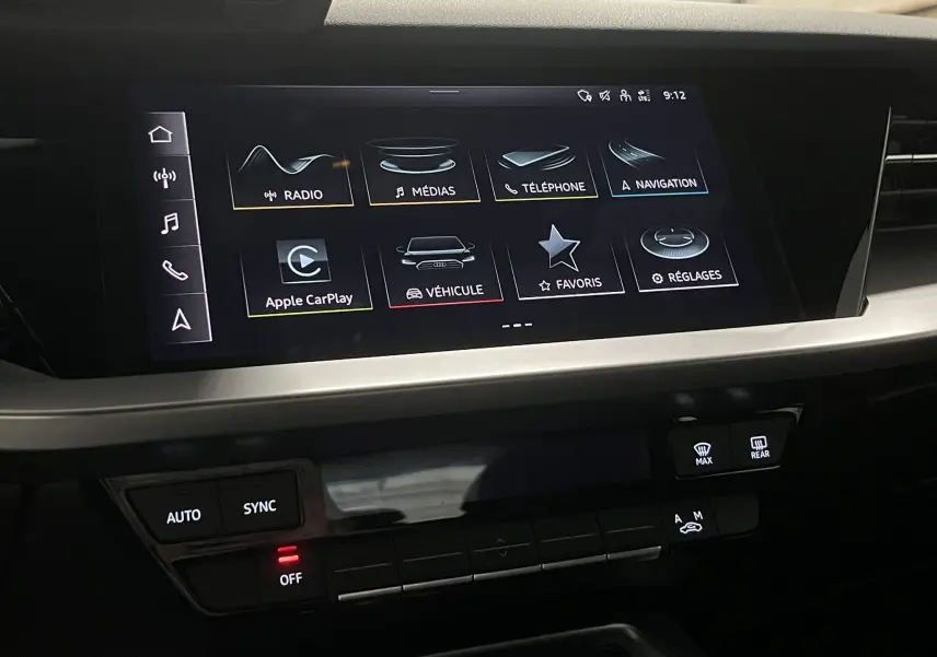 Écran tactile central de l'Audi A3 Sportback 2021 affichant les options multimédias et Apple CarPlay, intérieur noir.
