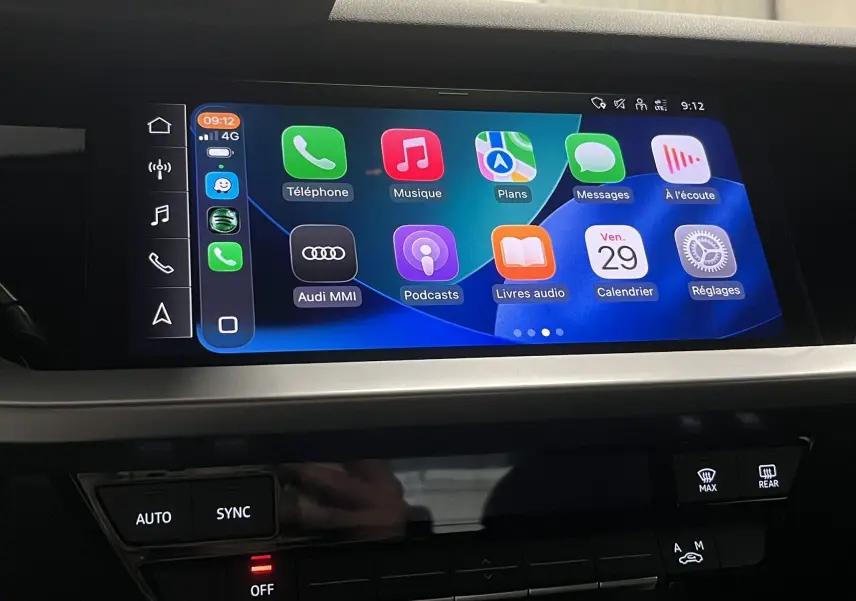 Écran central tactile de l’Audi A3 Sportback 2021 affichant l’interface Apple CarPlay avec icônes colorées.