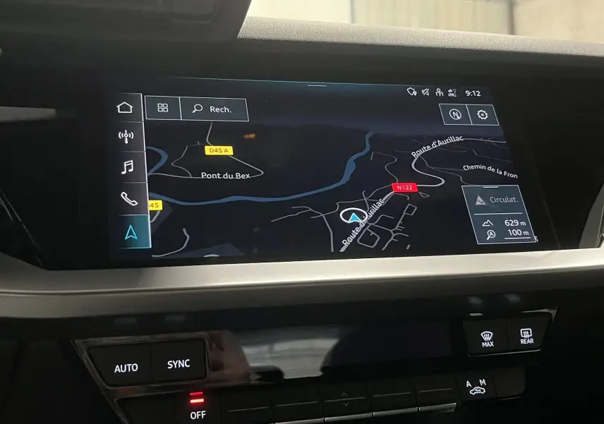 Écran tactile central de l’Audi A3 Sportback 2021 montrant la navigation GPS avec commandes climatisation en dessous.