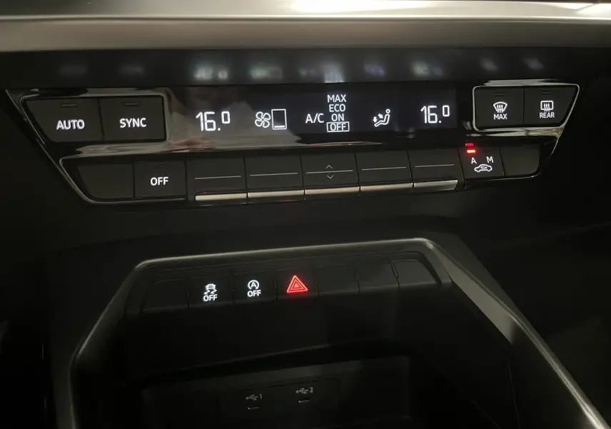 Détail de la console centrale de l'Audi A3 Sportback 30 TFSI 2021, affichage numérique du climatiseur à 16°C.