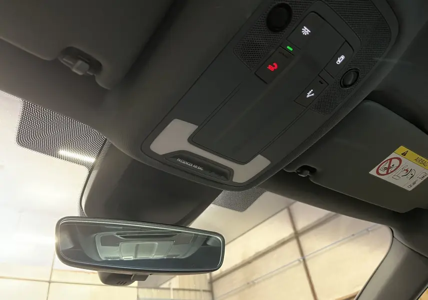 Vue intérieure du plafonnier et du rétroviseur intérieur de l'Audi A3 Sportback 30 TFSI, finition noire.