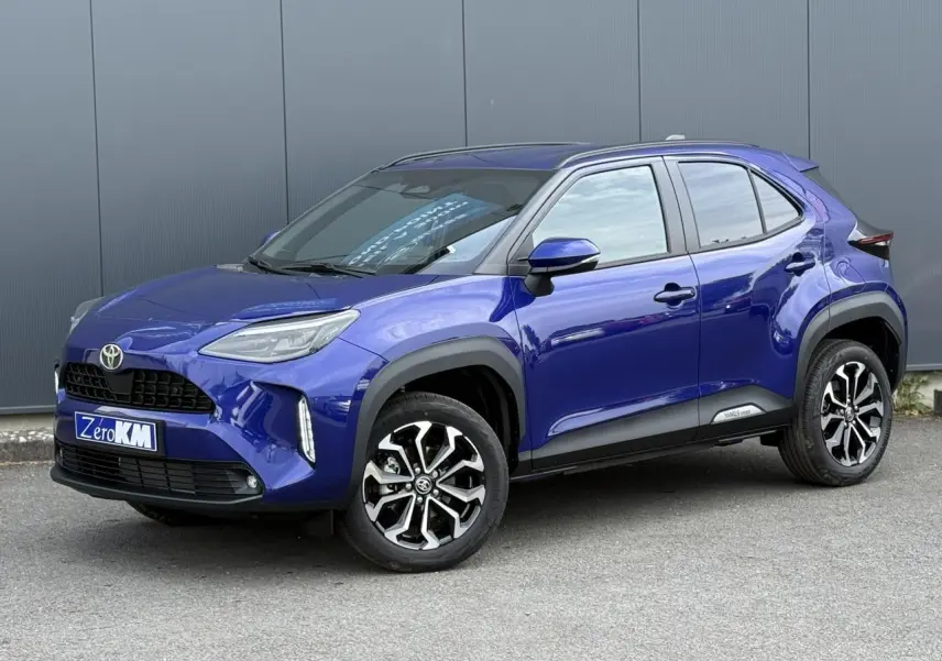 Toyota Yaris Cross 2026 bleu Genievre en 3/4 avant droit avec jantes alliage et protections noires.