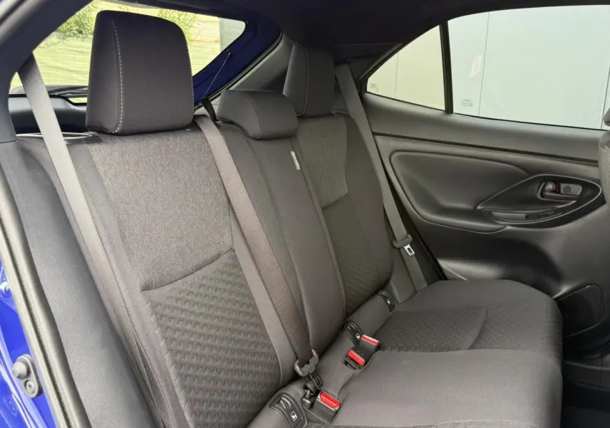 Vue intérieure côté droit des sièges arrière noirs du Toyota Yaris Cross 1.5 Hybrid 2026 Bleu Genievre.