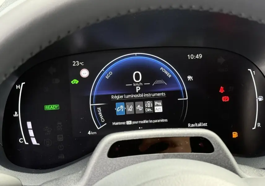 Vue rapprochée du tableau de bord numérique de la Toyota Yaris Cross 1.5 Hybrid 116, affichage en veille et indicateurs lumineux.