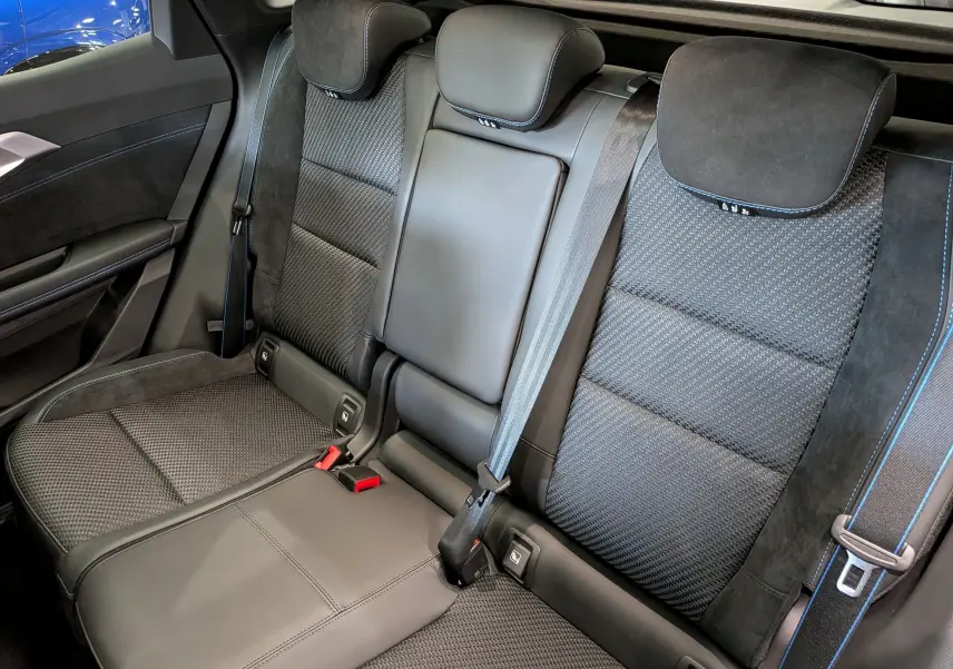 Vue rapprochée des sièges arrière noirs en cuir et tissu du Renault Austral full hybrid Esprit Alpine 2026.