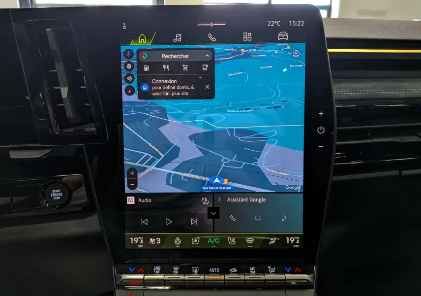 Vue rapprochée de l'écran tactile central du Renault Austral noir, affichant la navigation et les commandes climatiques.