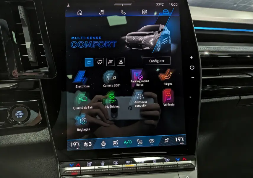 Écran tactile central du Renault Austral noir, affichant le mode Multi-Sense Comfort avec icônes colorées des fonctions.