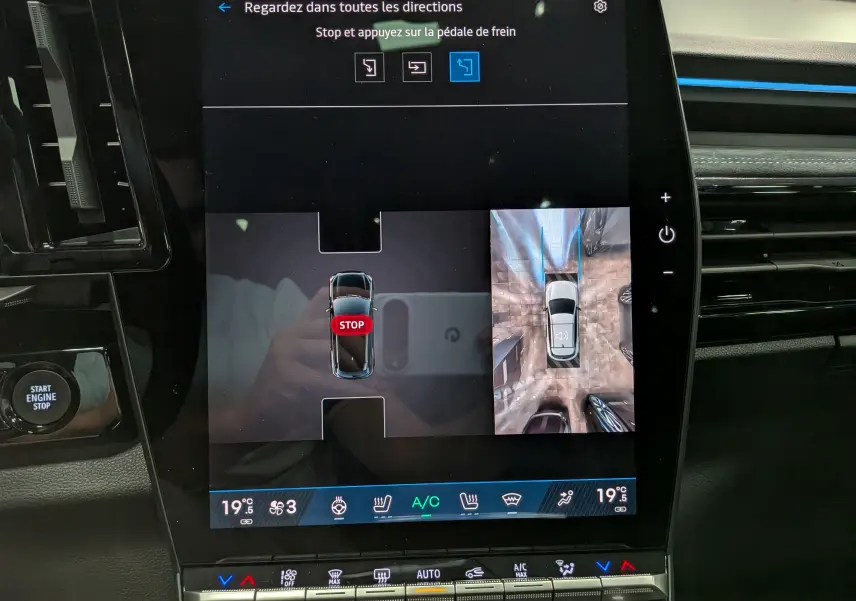 Écran central du Renault Austral noir montrant la caméra 360° avec vue aérienne et instructions de freinage.