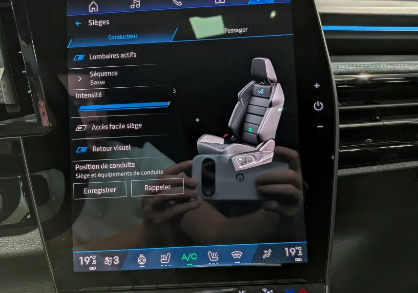 Écran tactile intérieur du Renault Austral 2026 noir, affichant les réglages des sièges avec visualisation 3D d’un siège conducteur.