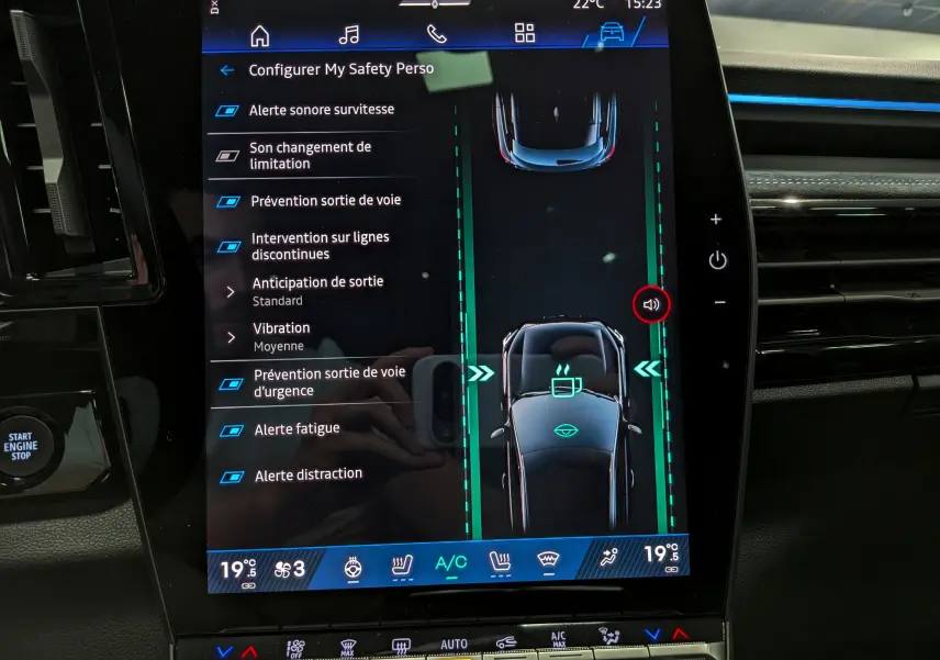 Écran tactile intérieur du Renault Austral 2026 affichant les options de sécurité et l'alerte fatigue en mode nuit.