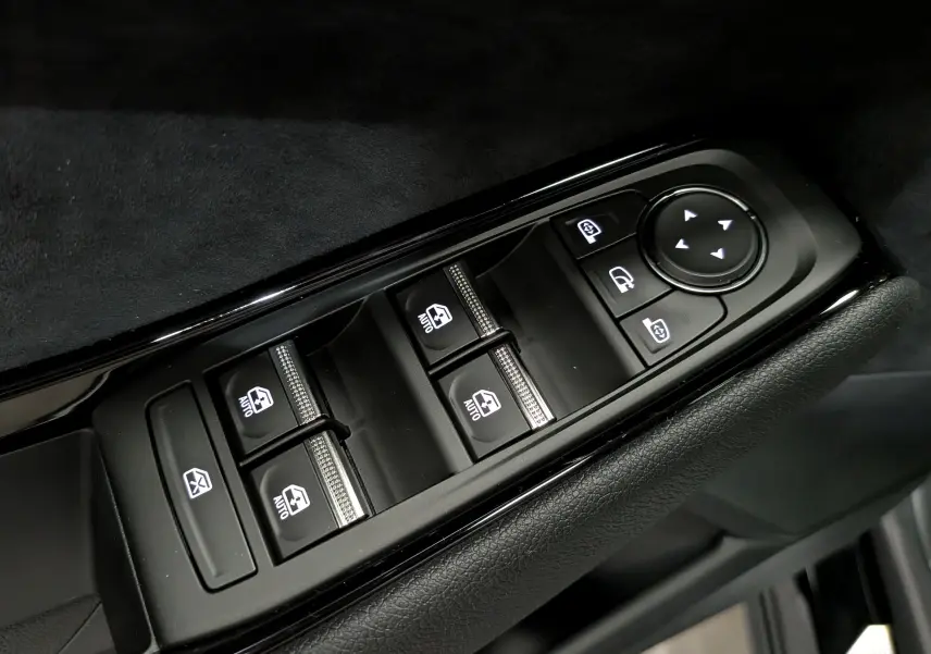 Gros plan sur les commandes de lève-vitres et rétroviseurs côté conducteur du Renault Austral noir 2026.