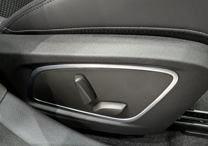 Détail des commandes de réglage électrique du siège avant noir du Renault Austral full hybrid 2026.