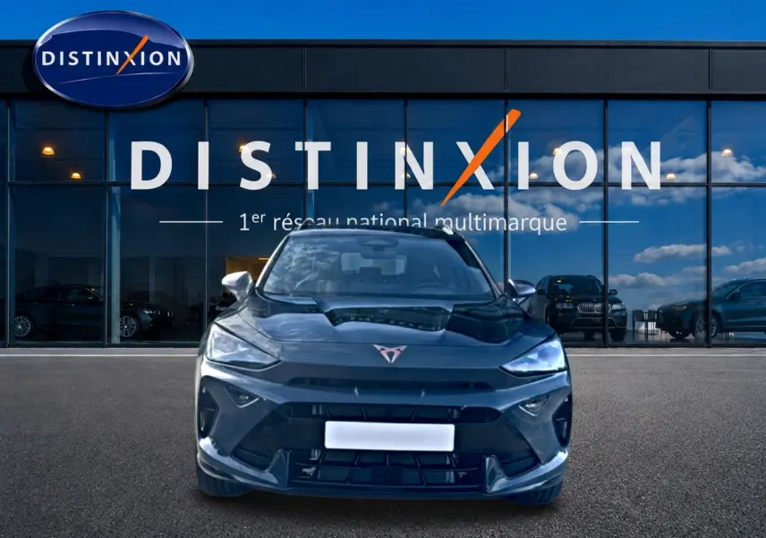 Vue avant d'un CUPRA Formentor bleu fjord 2026 avec logo distinctif et phares LED allumés devant un showroom Distinxion.