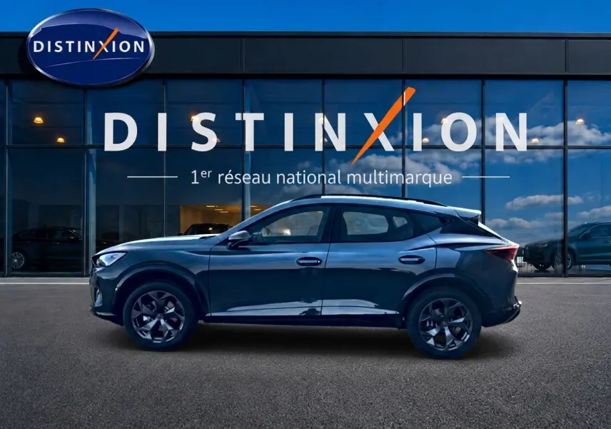 Vue latérale gauche du CUPRA Formentor 1.5 etsi hybrid bleu fjord devant une vitrine Distinxion.