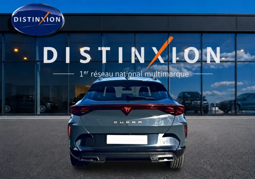 Vue arrière d'un CUPRA Formentor bleu fjord 2026, avec feux arrière LED et double sortie d'échappement visible.