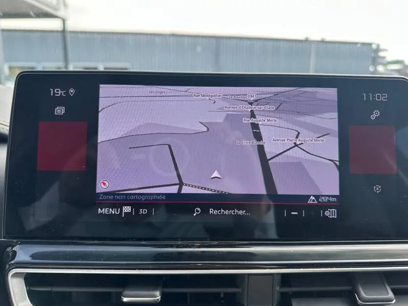 Écran tactile du système de navigation du Citroën C5 Aircross 2025 affichant une carte en 3D avec interface moderne.
