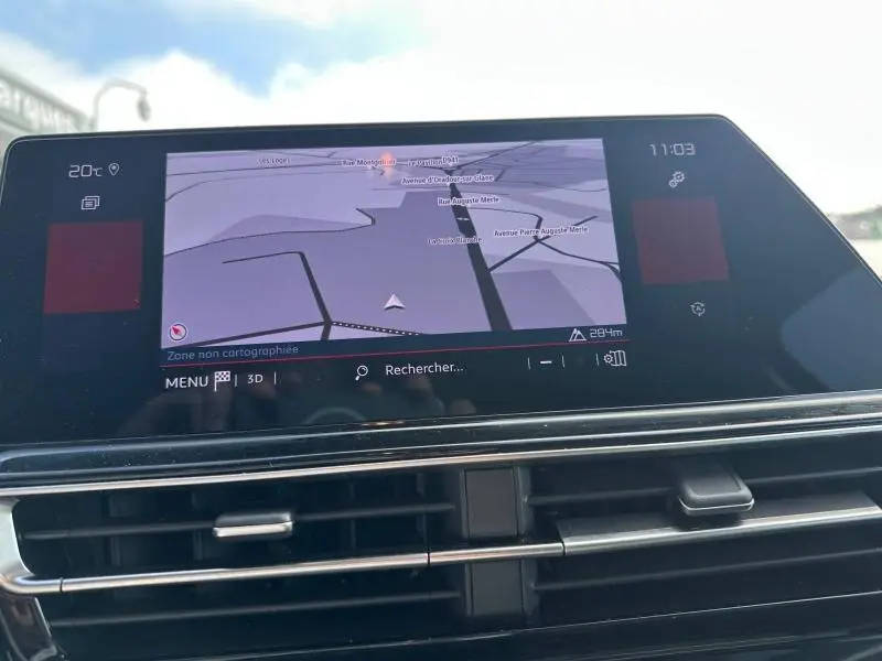 Écran tactile central du tableau de bord du Citroën C5 Aircross 2025 affichant la navigation GPS en mode 3D.
