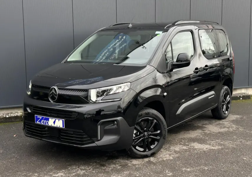 Citroën Berlingo Multispace noir Perla en 3/4 avant droit, avec jantes alliage noires et barres de toit.