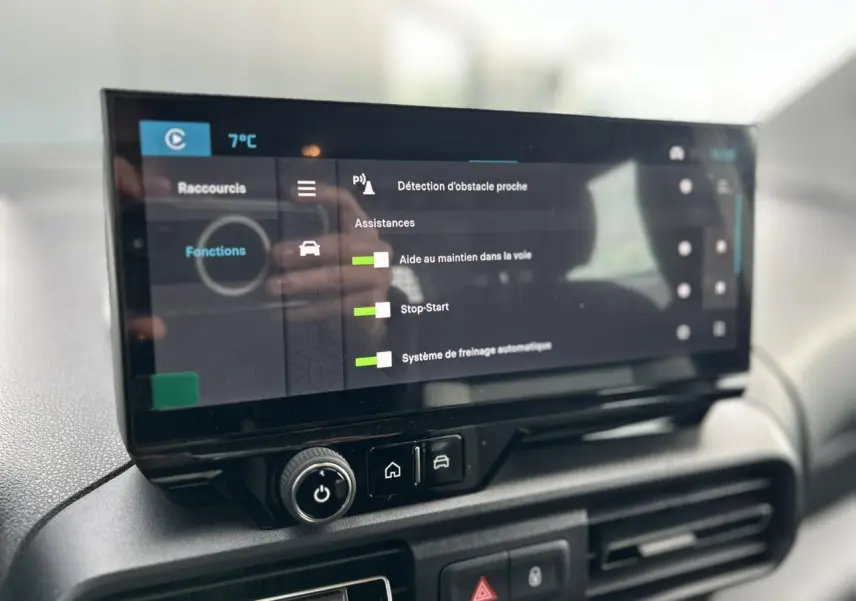 Écran tactile central du tableau de bord du Citroën Berlingo Multispace 2025 affichant les aides à la conduite.