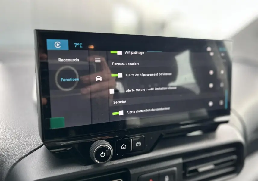 Écran tactile central du tableau de bord du Citroën Berlingo Multispace 2025, affichant les réglages de sécurité.