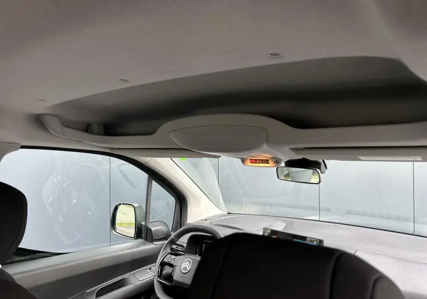 Vue intérieure avant du Citroën Berlingo Multispace noir Perla, volant multifonctions et tableau de bord moderne visibles.