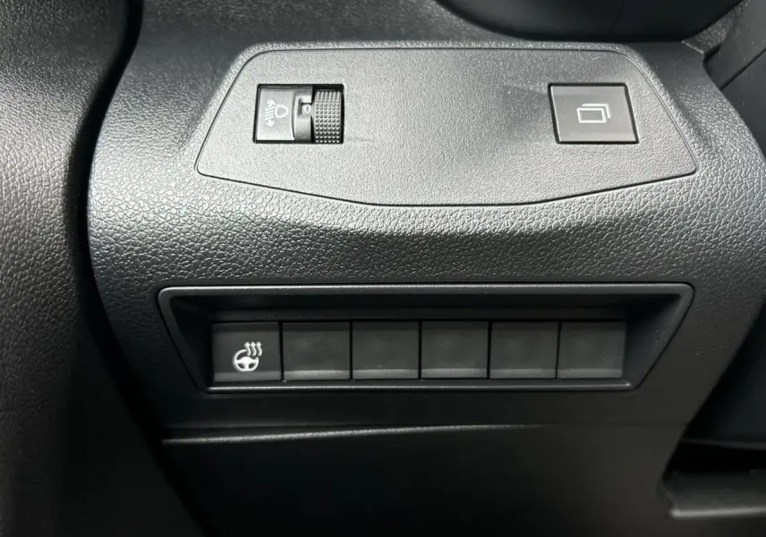 Gros plan sur les commandes noires du tableau de bord du Citroën Berlingo Multispace 2025, avec bouton de chauffage volant.