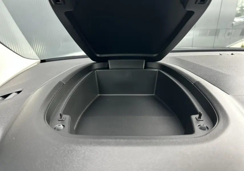 Coffre de rangement ouvert sur le tableau de bord du Citroën Berlingo Multispace noir Perla, vue intérieure frontale.