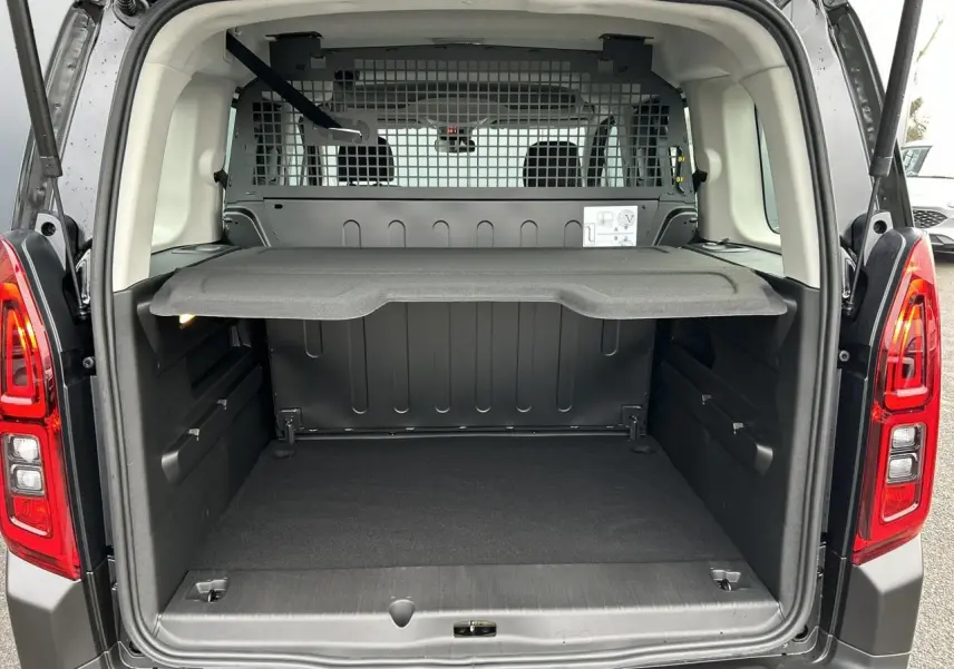 Vue arrière ouverte du Citroën Berlingo Multispace noir Perla, montrant le coffre spacieux avec tablette de séparation.
