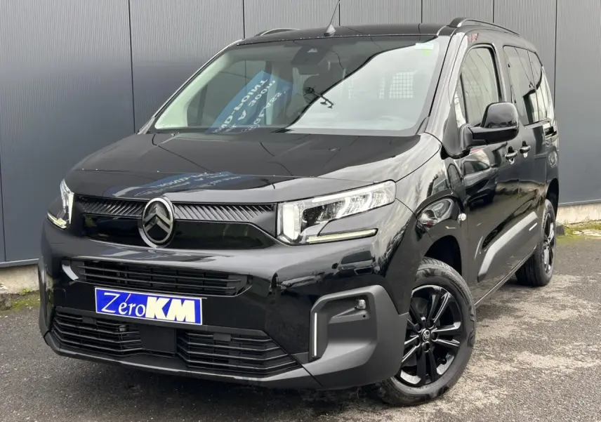 Vue 3/4 avant droit du Citroën Berlingo Multispace noir Perla avec jantes alliage noires et barres de toit.