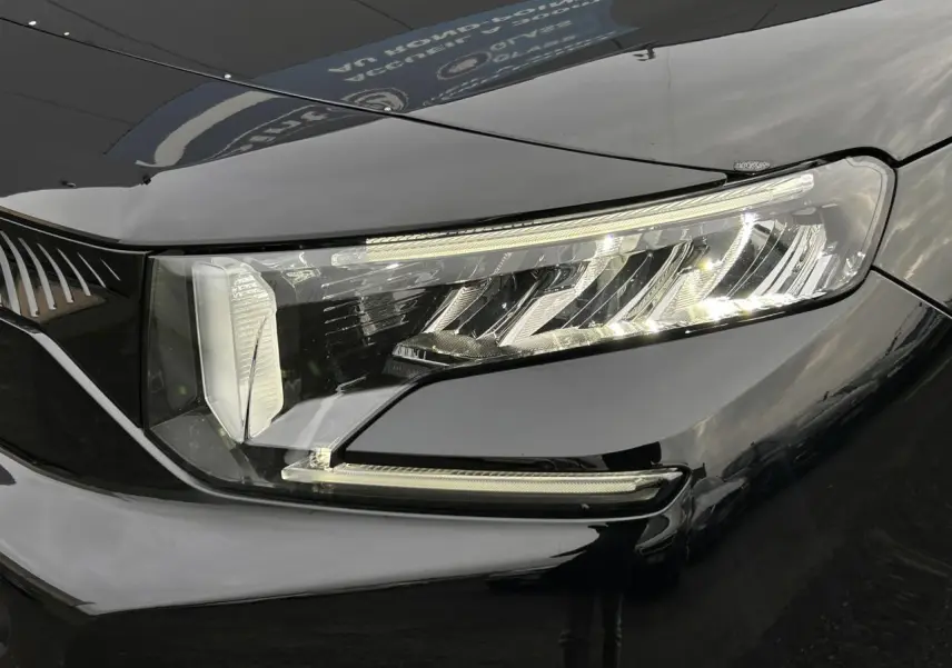 Gros plan sur le phare avant droit du Citroën Berlingo Multispace M noir Perla avec éclairage LED distinctif.