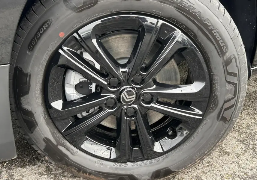 Gros plan sur la jante alliage noire 16'' du Citroën Berlingo Multispace M 2025 en noir Perla.