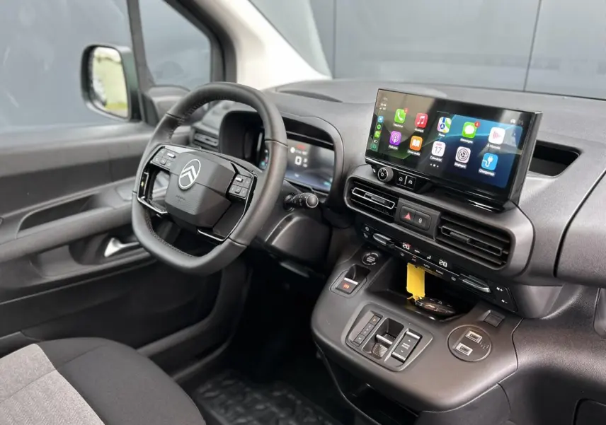 Vue intérieure côté conducteur du Citroën Berlingo Multispace 2025 avec volant cuir multifonctions et écran tactile 10 pouces.