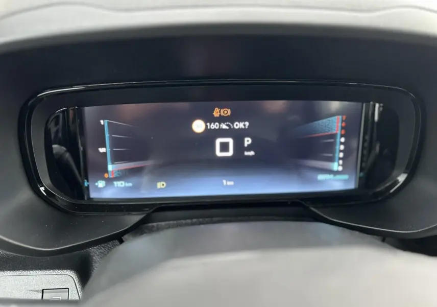 Affichage numérique 10 pouces du combiné de bord du Citroën Berlingo Multispace 2025 en mode parking.