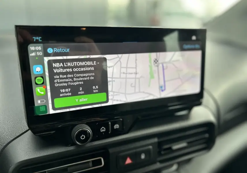 Écran tactile 10 pouces du tableau de bord du Citroën Berlingo Multispace 2025, affichant la navigation GPS.